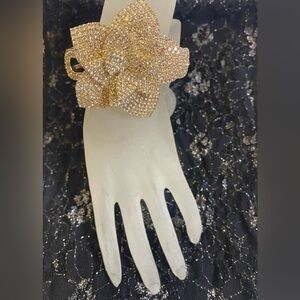 🌺Natasha rhinestone flower cuff bracelet